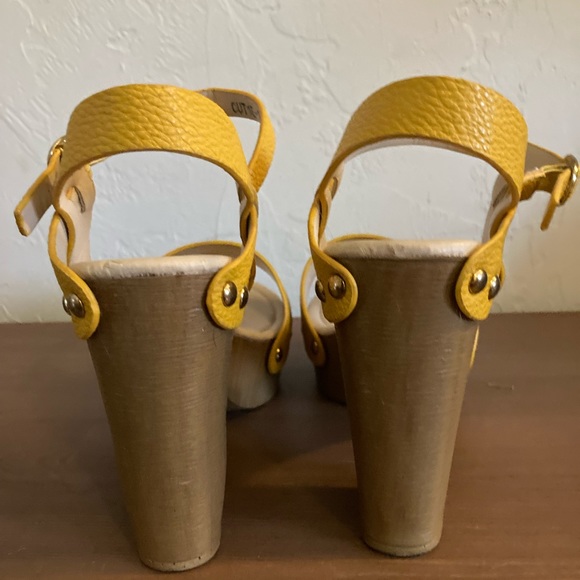 So Me Yellow Platform Ankle Strap Sandal Size 7.5 pre owned condition - Picture 2 of 3